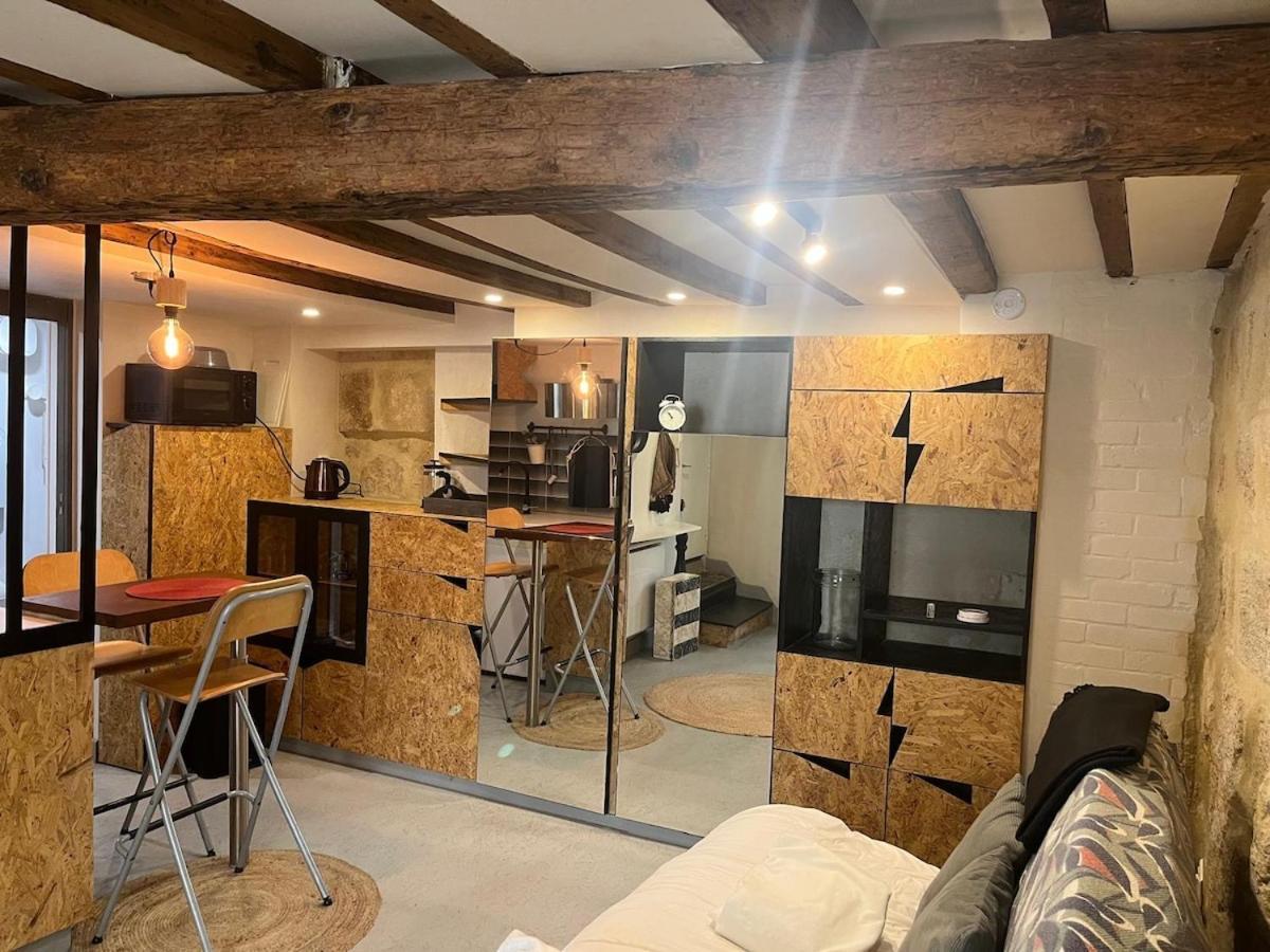 Charming Studio, Ecusson